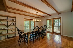 Cabin, 4 Bedrooms | Dining