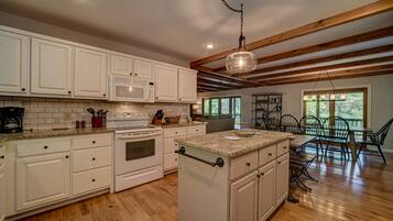 Cabin, 4 Bedrooms | Private kitchen | Fridge, microwave, stovetop, dishwasher