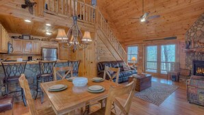 Ferienhütte, 3 Schlafzimmer | Essbereich im Zimmer