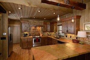 Cabin, 3 Bedrooms | Private kitchen