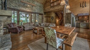 Cabaña, 3 habitaciones | Área de sala de estar | Televisión de 32 pulgadas con canales digitales 