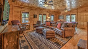 Cabaña, 3 habitaciones | Sala de estar | Televisión de 36 pulgadas con canales digitales