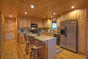 Cabin, 3 Bedrooms | Private kitchen | Fridge, microwave, stovetop, dishwasher