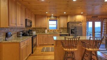 Cabin, 3 Bedrooms | Private kitchen | Fridge, microwave, stovetop, dishwasher