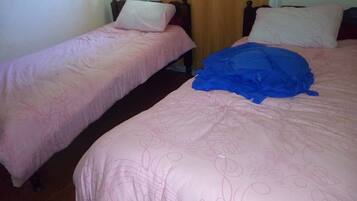 Twin Room | Desk, bed sheets