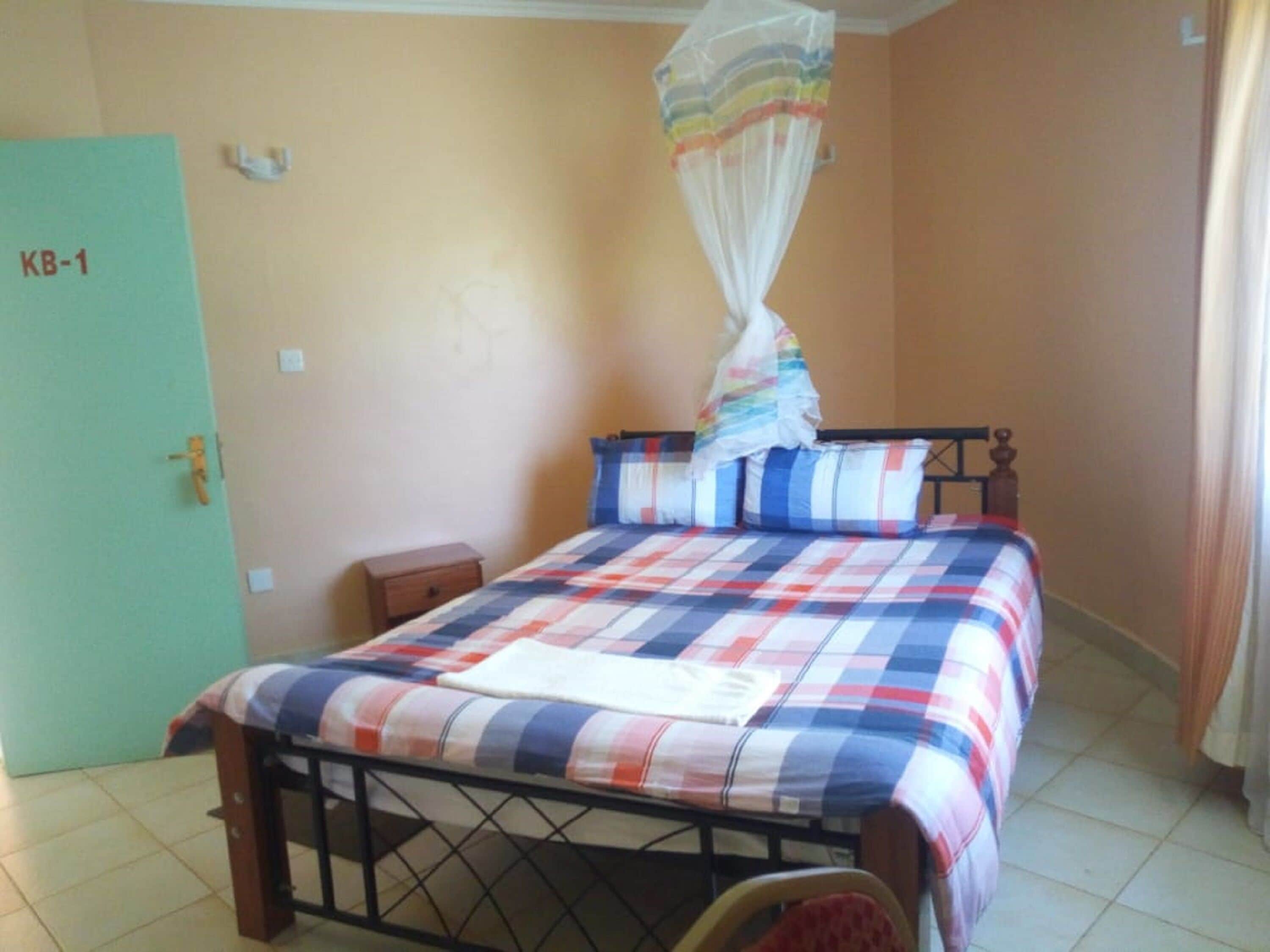 雙人房 | 書桌、床單