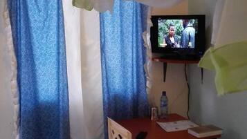 مكتب ومساحة عمل للكمبيوتر المحمول وملاءات أسرّة