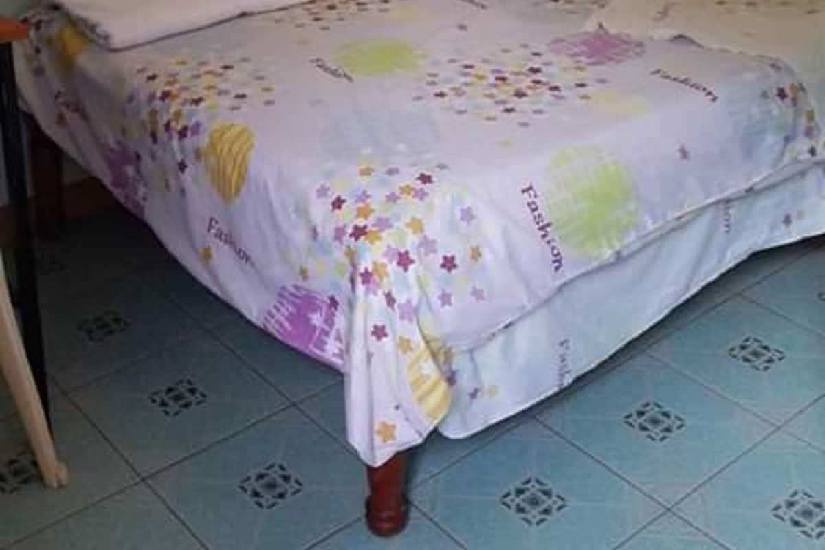 Escritorio, espacio para trabajar con un portátil, ropa de cama