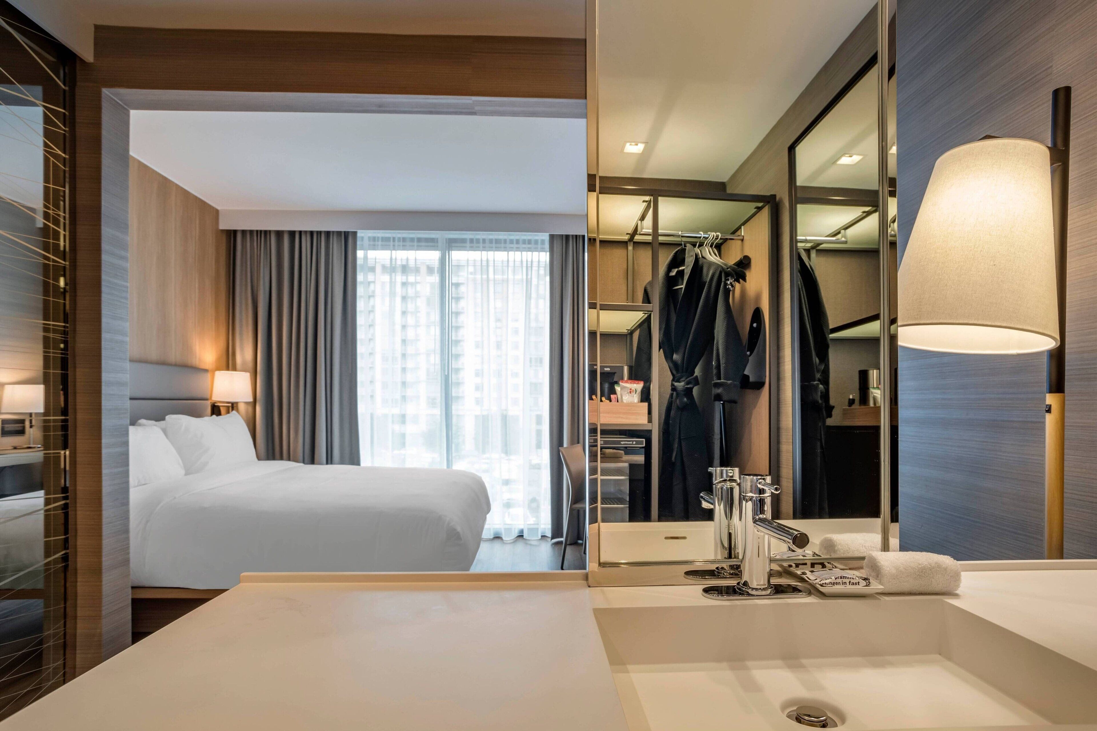 1 bedroom, premium bedding, desk, laptop workspace