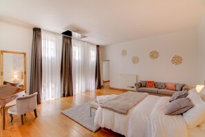 Rom – deluxe (Boudoir) | Sengetøy av topp kvalitet, memory foam-senger og individuelt dekorert