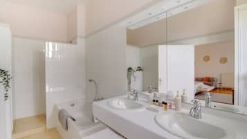 Chambre Deluxe (Boudoir) | Salle de bain | Articles de toilette gratuits, sĂšche-cheveux, chaussons