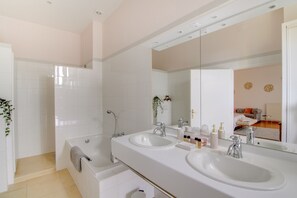 Deluxe Room (Boudoir) | Bathroom | Free toiletries, hair dryer, slippers, towels