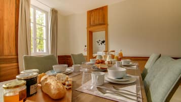 朝食 (コンチネンタル ブレックファスト)、毎日提供 (無料)