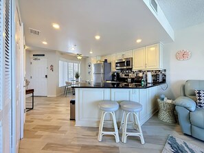 Réfrigérateur, four à micro-ondes, un four, surface de cuisson