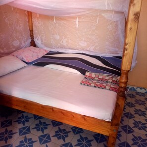 Single Room | Desk, bed sheets - Acaliputo Guest House (Mai Mahiu)