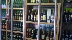 Une boutique de vente de boissons alcoolisées dont les étagères sont remplies de différentes bouteilles d’alcool.