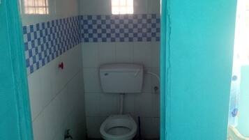 Phòng đơn | Phòng tắm | Buồng tắm vòi sen, khăn tắm, xà phòng, giấy vệ sinh