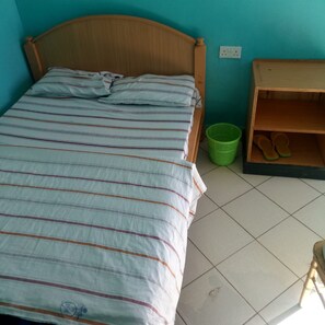 單人房 | 書桌、床單