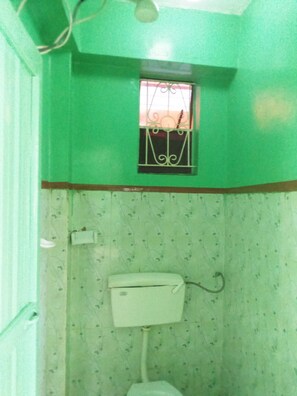 Enkelrum | Badrum | Dusch, regndusch, tofflor och handdukar