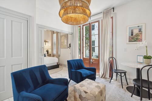 Tranquility with Garden & Heated Pool near King Street