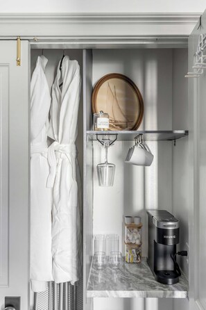Suite 1 | Coffee and/or coffee maker