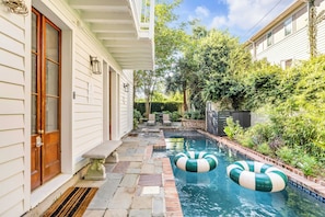 Outdoor pool, pool loungers - Tranquility with Garden & Heated Pool near King Street (Charleston)