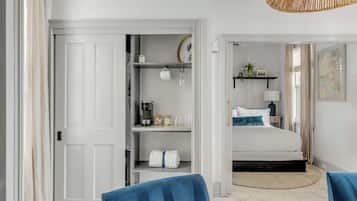 Suite 2 | Coffee and/or coffee maker