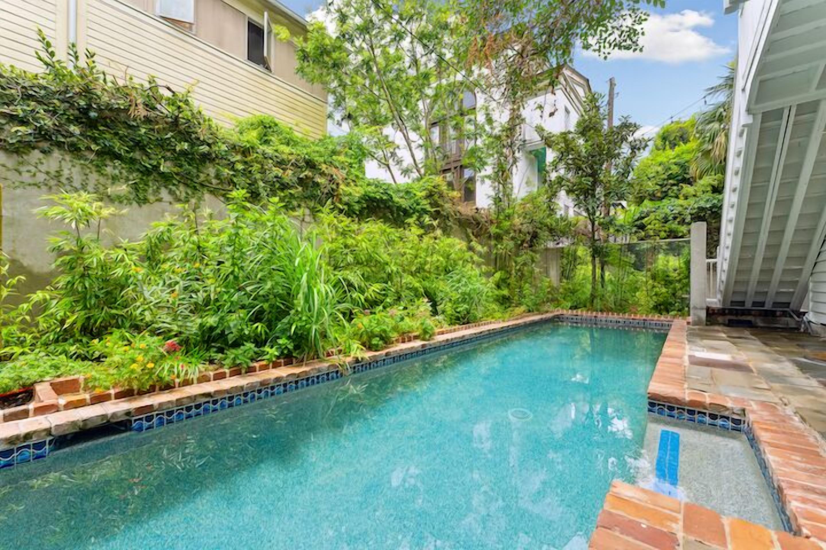 Tranquility with Garden & Heated Pool near King Street