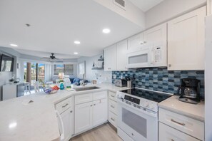 Refrigerador, microondas, horno y parrilla de estufa