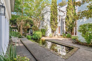 Courtyard - Cottage with Beautiful Garden and Heated Pool (Charleston)