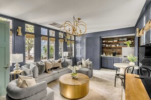 Luxury-Villa, 1 King-Bett und Schlafsofa, Poolzugang, Poolblick | 1 Schlafzimmer, hochwertige Bettwaren, Betten mit Memory-Foam-Matratzen