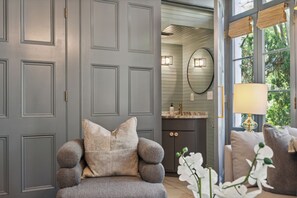 Luxury-Villa, 1 King-Bett und Schlafsofa, Poolzugang, Poolblick | Badezimmer | Dusche, kostenlose Toilettenartikel, Haartrockner, Bademäntel