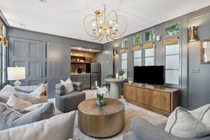 Luxury-Villa, 1 King-Bett und Schlafsofa, Poolzugang, Poolblick | Wohnbereich