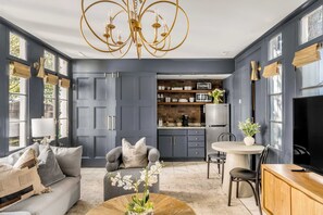 Villa de lujo, 1 cama de matrimonio grande con sofá cama, acceso a la piscina, vistas a la piscina | Cocina básica privada | Frigorífico grande, microondas, placa de cocina y cafetera o tetera