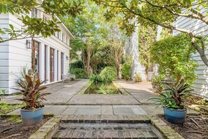 Courtyard - Cottage with Beautiful Garden and Heated Pool (Charleston)