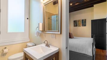 Apartment | Bathroom | Shower, hair dryer, towels, soap