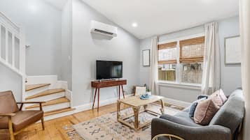 Apartment C | Área de estar | Smart TV 42 polegadas com canais digitais, TV, Netflix