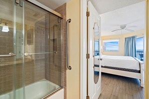 Combined shower/bathtub, hair dryer, towels - Watch Manatee Play in a Comfortable Beach Getaway (St. Pete Beach)
