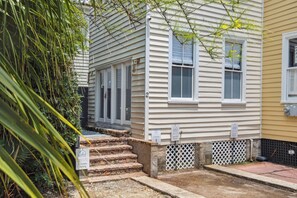 Exterior - Beautiful Renovated Apartment Near King Street (Charleston)