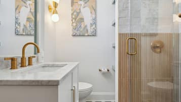 2 Charles | Baño | Ducha, artículos de higiene personal gratuitos y secador de pelo