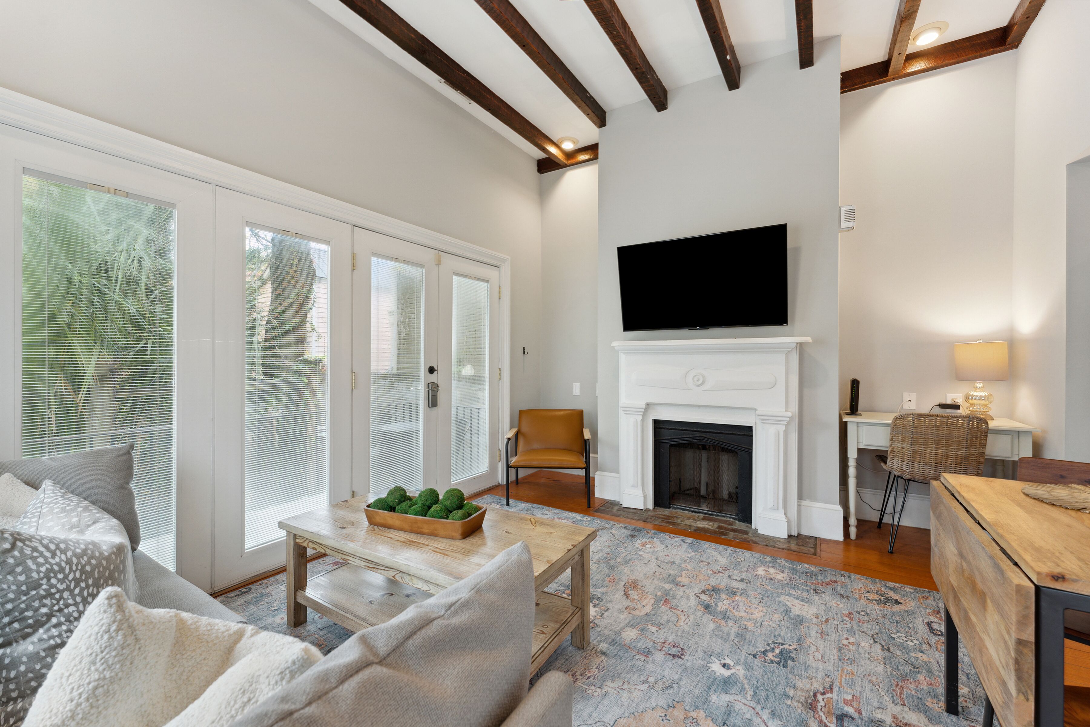 Beautiful Renovated Apartment Near King Street