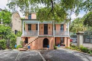 Vista frontal de la propiedad