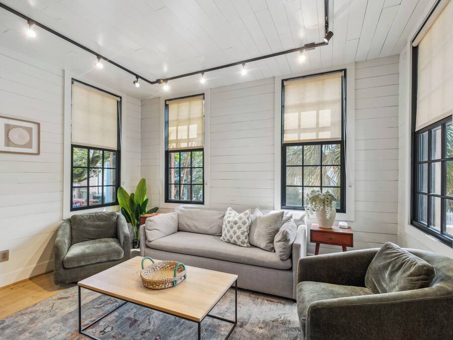 Apartment E | Woonruimte | Een 42-inch smart-tv met digitale zenders, een televisie en Netflix