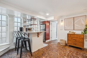 Apartment D | Cocineta privada | Refrigerador con congelador, microondas y parrilla de estufa 