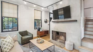 Apartment E | Coin séjour | TV connectée de 42 pouces avec chaînes numériques, télévision, Netflix