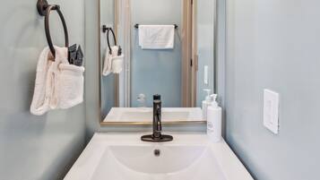 Apartment E | Bathroom | Free toiletries, hair dryer, towels, soap