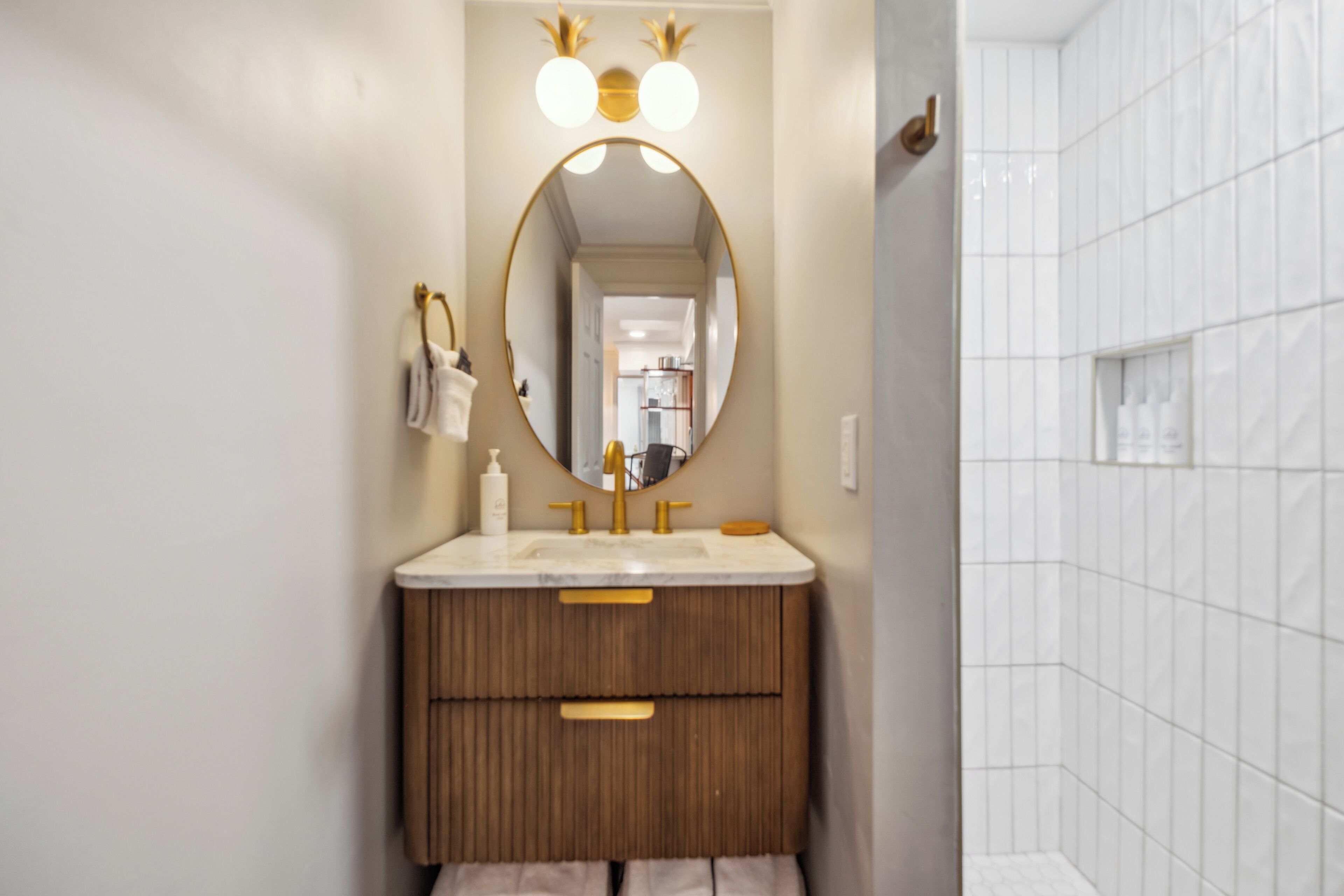 Apartment D | Kylpyhuone | Ilmaiset hygieniatuotteet, hiustenkuivaaja, pyyhkeet, saippua