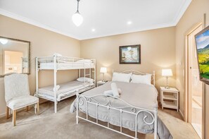 3 chambres, bureau, fer et planche à repasser, lit parapluie