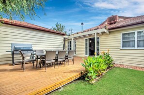 Outdoor dining - Ayr House - Echuca Holiday Homes (Echuca)