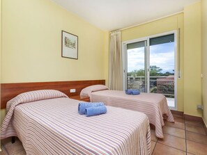 2 bedrooms, travel crib, free WiFi